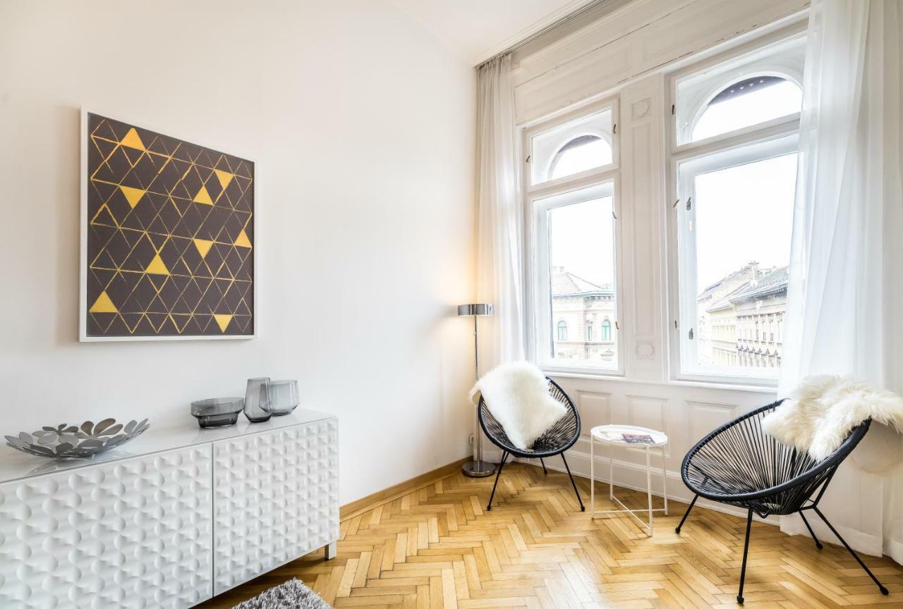 Bpr Luxe De Noir Et Blanc Apartment Budapest Bagian luar foto