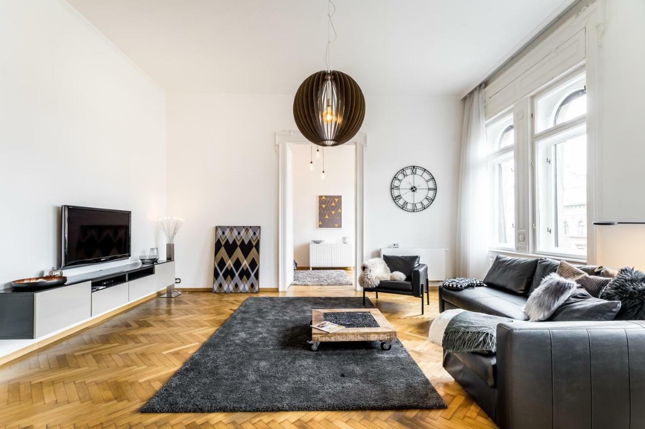 Bpr Luxe De Noir Et Blanc Apartment Budapest Bagian luar foto