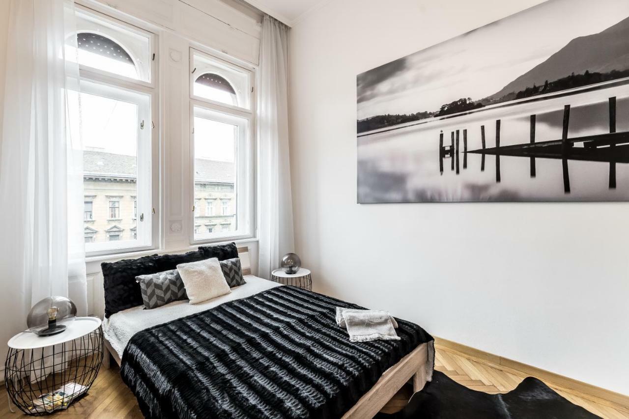 Bpr Luxe De Noir Et Blanc Apartment Budapest Bagian luar foto